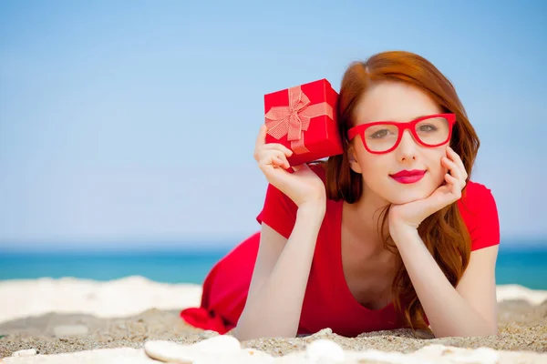 Chica Pelirroja Joven Vestido Rojo Con Caja Regalo Tienen Descanso —  Fotos de Stock