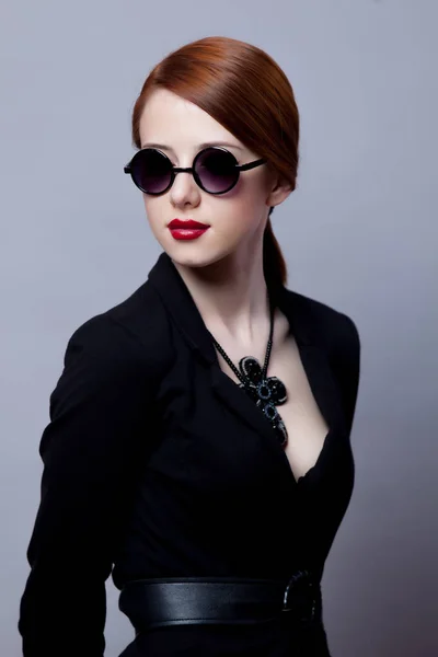 灰色の背景に黒い服を着たスタイルの赤毛の女の子の Portriat — ストック写真