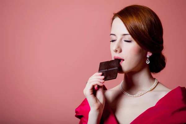 Jonge Verrast Vrouw Rode Victoriaanse Tijdperk Kleren Met Chocolade Roze — Stockfoto