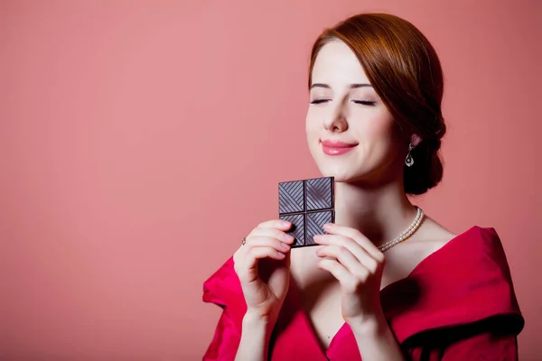 Mujer Joven Sorprendida Ropas Rojas Época Victoriana Con Chocolate Sobre —  Fotos de Stock