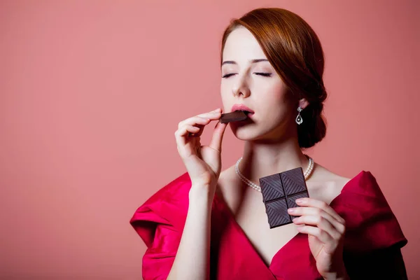 Jovem Mulher Surpreendida Roupas Vermelhas Época Vitoriana Com Chocolate Fundo — Fotografia de Stock