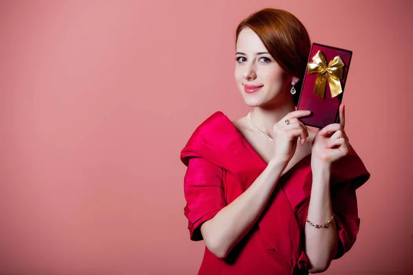 Unga Rödhårig Kvinna Röd Viktorianska Epok Kläder Med Presentask Rosa — Stockfoto