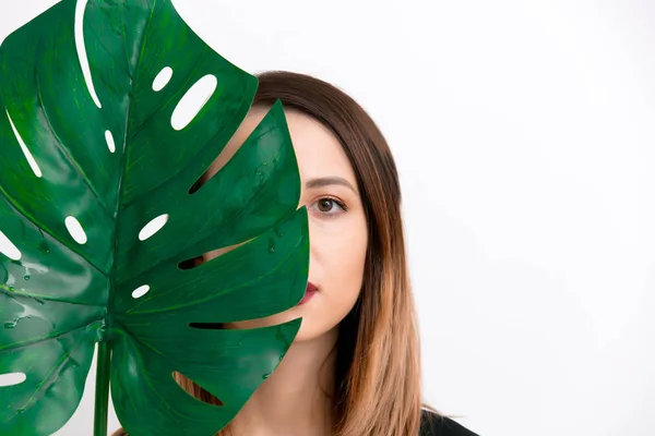 Mooie Vrouw Donkere Kleding Met Palm Leaf Witte Achtergrond — Stockfoto