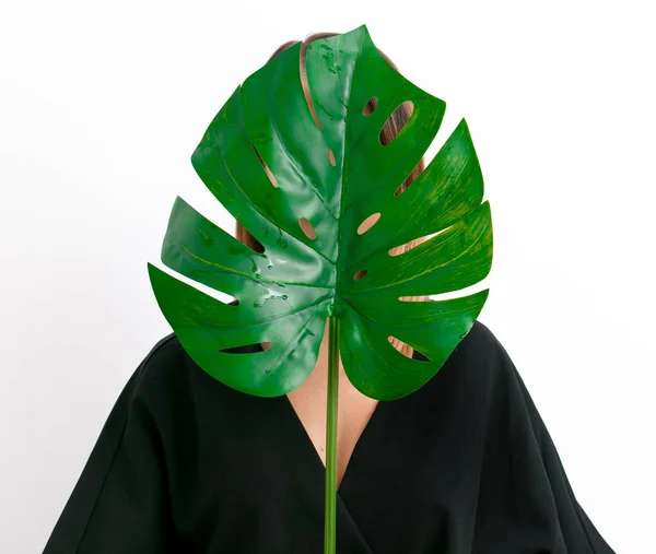 Schöne Frau Dunkler Kleidung Mit Palmblatt Auf Weißem Hintergrund — Stockfoto