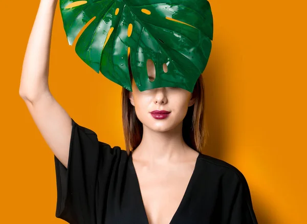 Mulher Bonita Roupas Escuras Com Folha Palma Fundo Cor Amarela — Fotografia de Stock