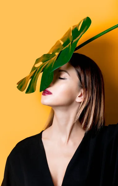 Belle Femme Vêtements Sombres Avec Feuille Palme Sur Fond Couleur — Photo