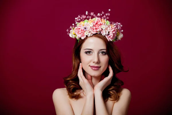 Menina Ruiva Jovem Com Grinalda Fundo Vermelho Estilo Primavera — Fotografia de Stock