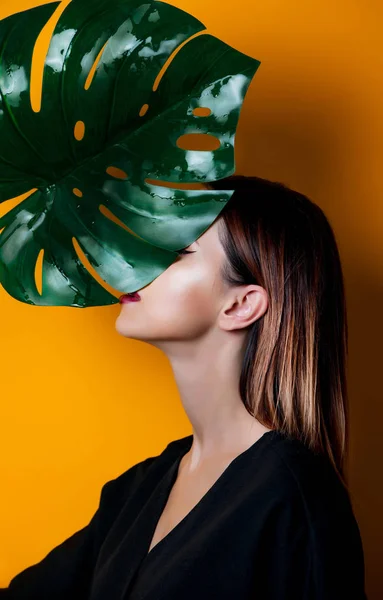 Palmiye Yaprağı Sarı Renk Arka Plan Üzerinde Koyu Giysili Güzel — Stok fotoğraf