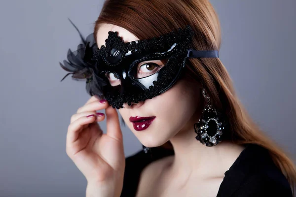 Karnaval Maskesi Gri Arka Plan Üzerinde Genç Kızıl Saçlı Kadın — Stok fotoğraf