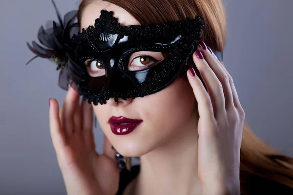 Giovane Donna Rossa Maschera Carnevale Sfondo Grigio — Foto Stock