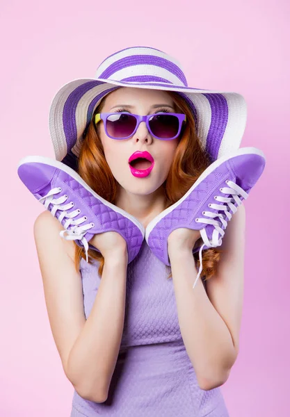 Menina Ruiva Jovem Óculos Sol Chapéu Segurando Sapatos Fundo Rosa — Fotografia de Stock