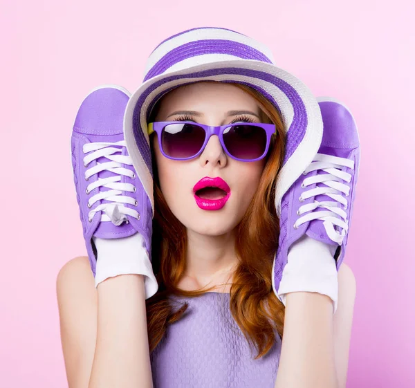 Menina Ruiva Jovem Óculos Sol Chapéu Segurando Sapatos Fundo Rosa — Fotografia de Stock