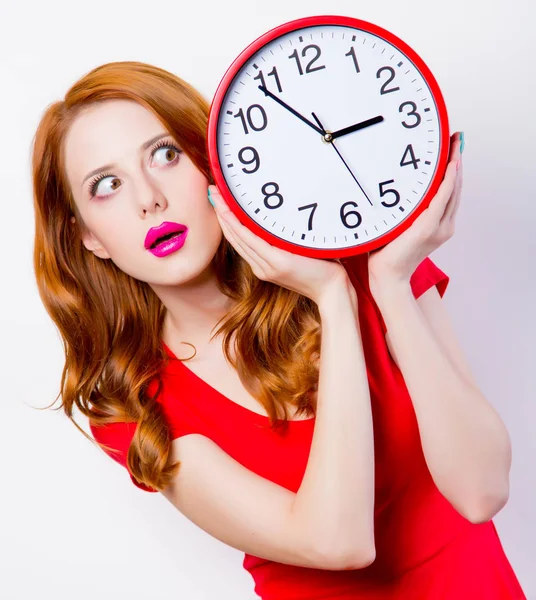 Menina Ruiva Surpresa Vestido Vermelho Com Grande Relógio Fundo Branco — Fotografia de Stock