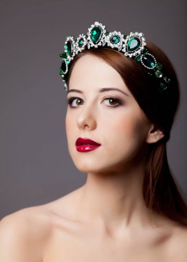 Güzel prenses tacı gri arka plan üzerinde ile 