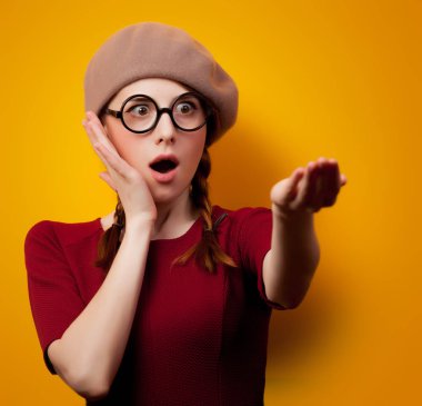 Gözlük ve Sarı zemin üzerine bere ile Kızıl saçlı kız portresi 