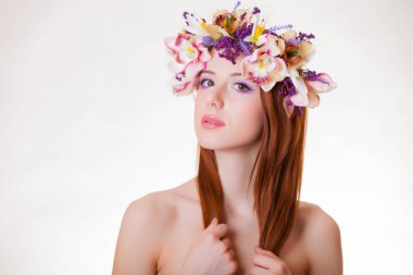 çiçek çelenk izole beyaz zemin üzerine bir genç Kızıl saçlı kız portresi.