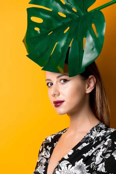 Schöne Frau Dunkler Kleidung Mit Palmblatt Auf Gelbem Hintergrund — Stockfoto