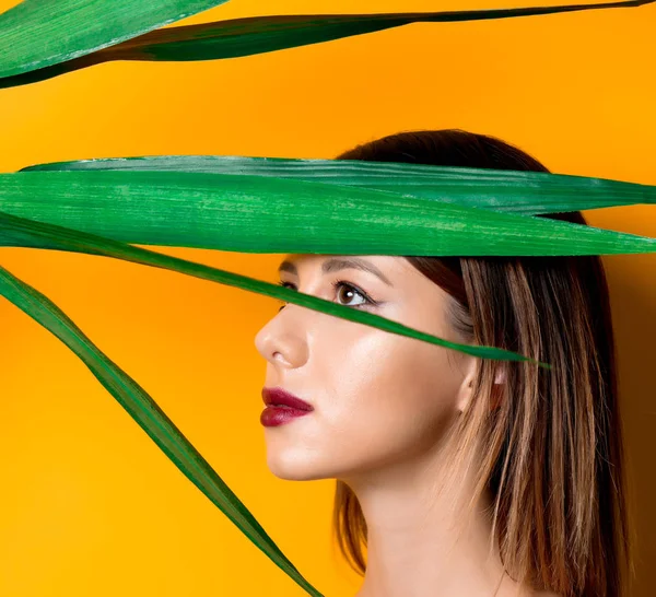 Mooie Vrouw Donkere Kleding Met Palmtak Gele Kleur Achtergrond — Stockfoto