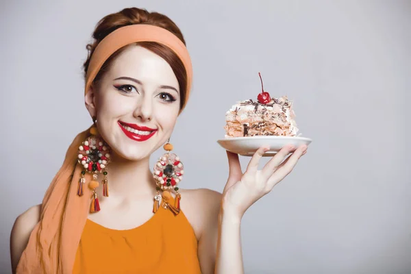 Junges Rothaariges Mädchen 70Er Jahre Kleidungsstil Mit Kuchen Auf Grauem — Stockfoto