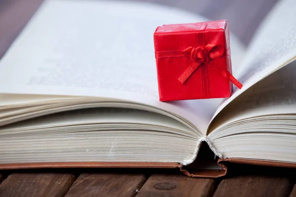 Rotes Geschenk Und Buch Auf Holztisch Nahaufnahme — Stockfoto