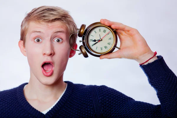 灰色の背景の上の目覚まし時計で若い十代の少年 — ストック写真