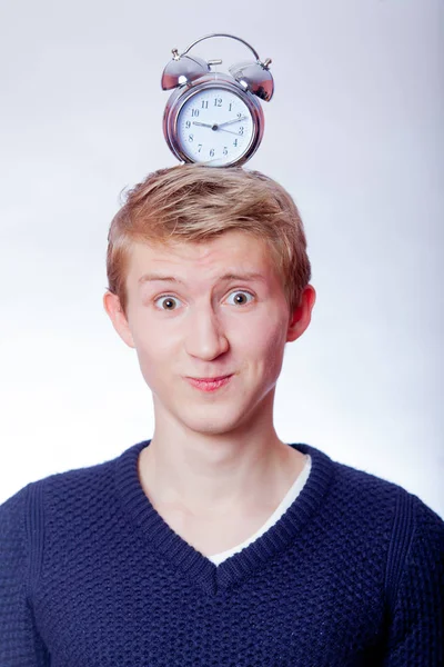 Jonge Tiener Jongen Met Wekker Grijze Achtergrond — Stockfoto