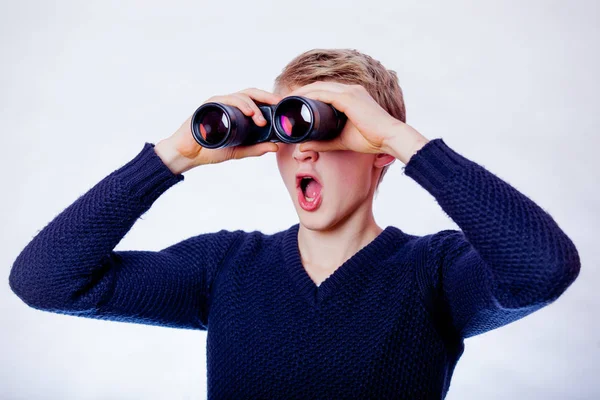 Giovane Ragazzo Adolescente Con Binocolo Sfondo Bianco — Foto Stock