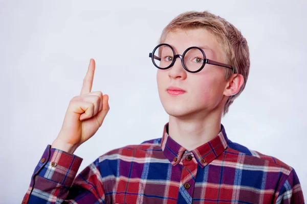 Jovem Nerd Adolescente Menino Com Óculos Redondos Fundo Branco — Fotografia de Stock