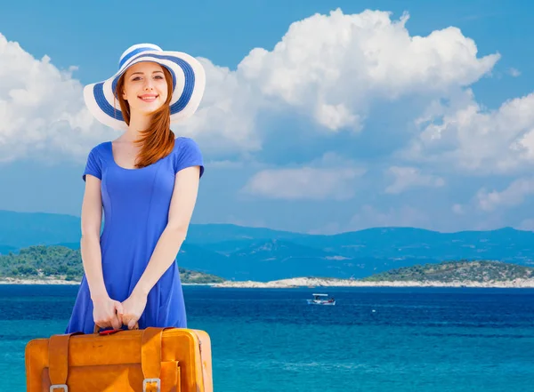 Porträt Eines Rothaarigen Mädchens Mit Koffer Strand Sommer Reisekonzept — Stockfoto