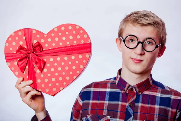 Young Nerd Teen Boy Eyeglassesand Gift Box White Backgorund — Stock Photo, Image