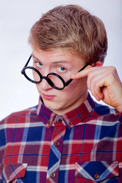 Joven Empollón Adolescente Chico Con Gafas Redondas Sobre Fondo Blanco —  Fotos de Stock