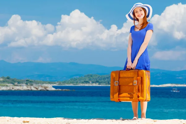 Retrato Menina Ruiva Com Mala Praia Verão Conceito Viagem — Fotografia de Stock