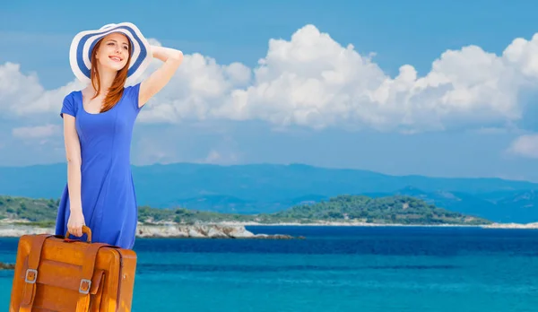 Retrato Chica Pelirroja Con Maleta Playa Verano Concepto Viaje —  Fotos de Stock