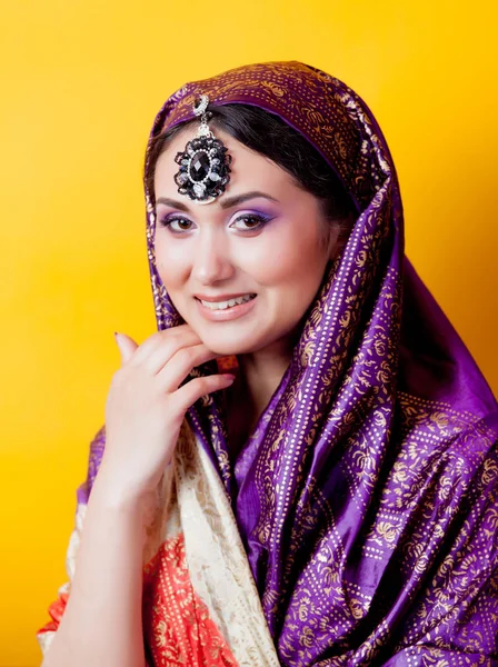 Retrato Cerca Una Joven India Sari Sobre Fondo Amarillo —  Fotos de Stock