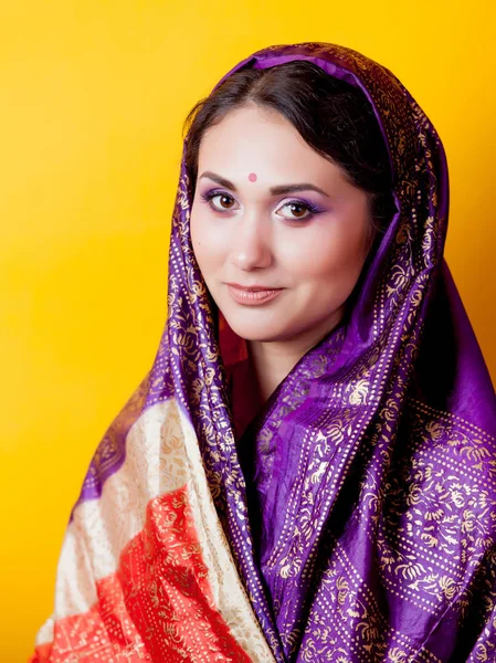 Retrato Cerca Una Joven India Sari Sobre Fondo Amarillo — Foto de Stock