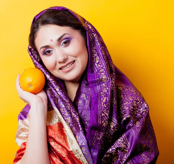Retrato Una Joven India Sari Con Naranja Sobre Fondo Amarillo —  Fotos de Stock