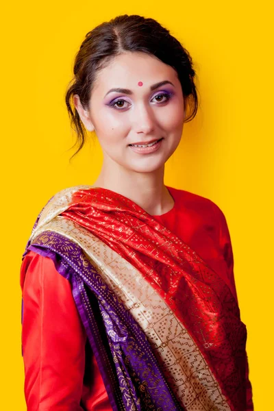 Retrato Cerca Una Joven India Sari Sobre Fondo Amarillo —  Fotos de Stock