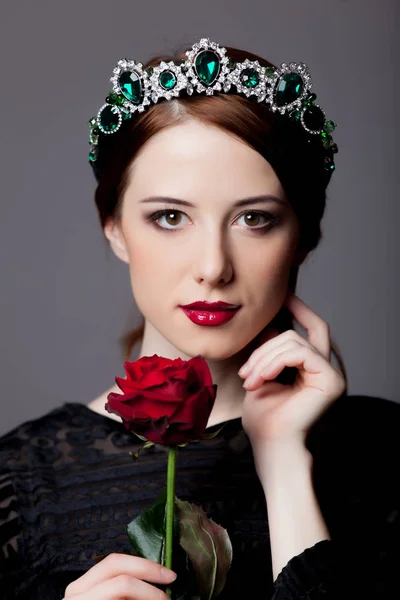 Молода Руда Дівчина Тіарою Трояндою Сірому Фоні — стокове фото