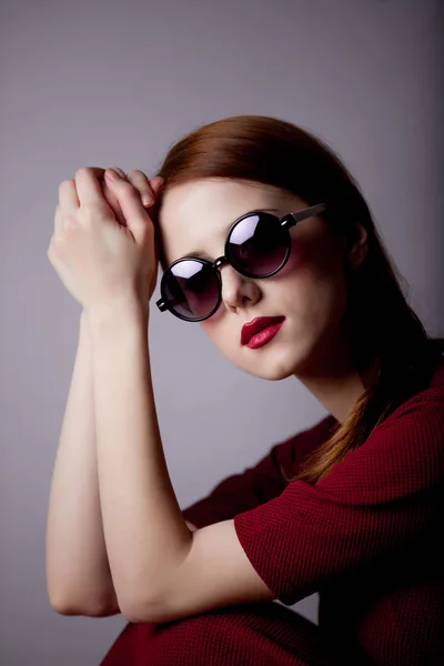 Jovem Com Óculos Sol Vestido Vermelho Backgorund Cinza — Fotografia de Stock