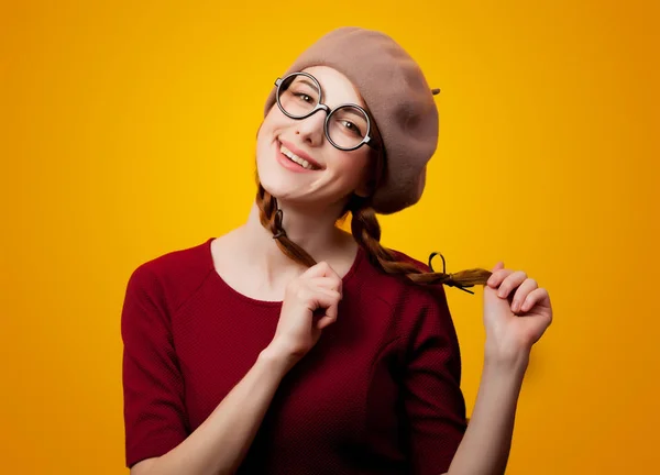 Portret Rude Dziewczyny Okulary Beret Żółtym Tle — Zdjęcie stockowe
