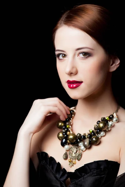 Retrato Una Chica Pelirroja Estilo Hermoso Con Collar Sobre Fondo —  Fotos de Stock