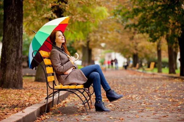 Chica Pelirroja Joven Con Paraguas Sentado Banco Parque Otoño Tiempo —  Fotos de Stock