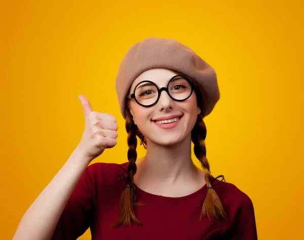 Porträt Eines Rothaarigen Mädchens Mit Brille Und Baskenmütze Auf Gelbem — Stockfoto