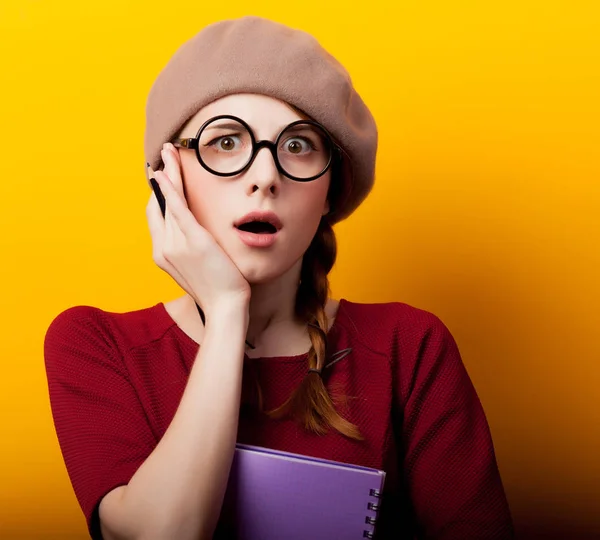 Jovem Ruiva Nerd Menina Com Óculos Boina Fundo Amarelo — Fotografia de Stock