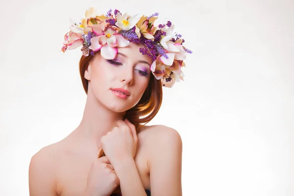 Retrato Una Joven Pelirroja Con Corona Flores Sobre Fondo Blanco —  Fotos de Stock