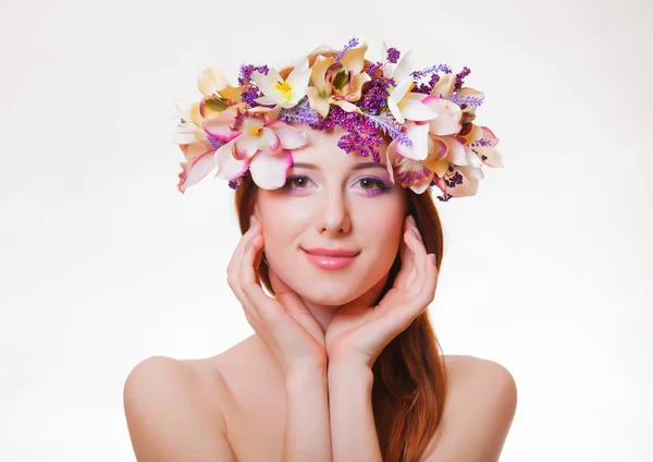 Retrato Uma Jovem Ruiva Com Coroa Flores Fundo Branco Isolado — Fotografia de Stock