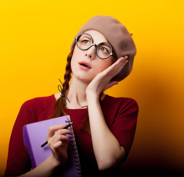 Joven Pelirroja Nerd Chica Con Gafas Boina Sobre Fondo Amarillo —  Fotos de Stock