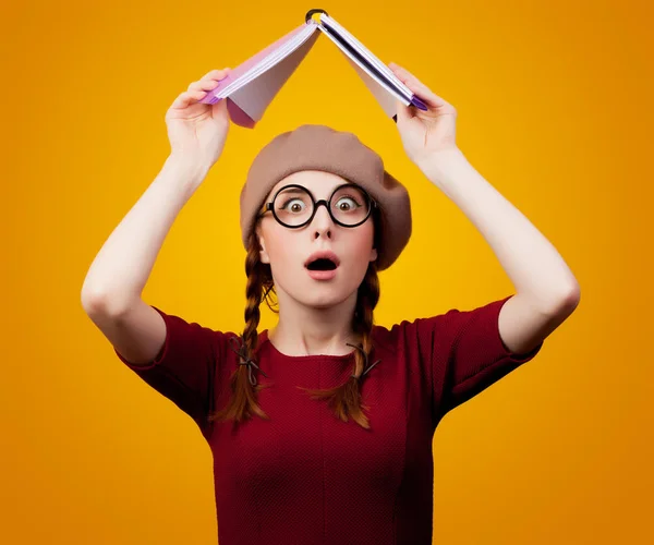Junge Rothaarige Nerd Mädchen Mit Brille Und Baskenmütze Auf Gelbem — Stockfoto