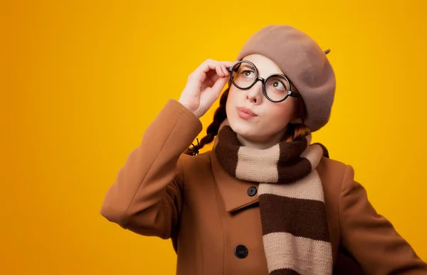 Portret Młodego Redehad Frajerem Dziewczyna Płaszcz Okulary Żółtym Tle — Zdjęcie stockowe