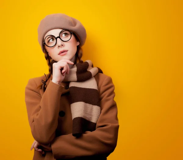 Retrato Jovem Nerd Redehad Menina Casaco Óculos Fundo Amarelo — Fotografia de Stock